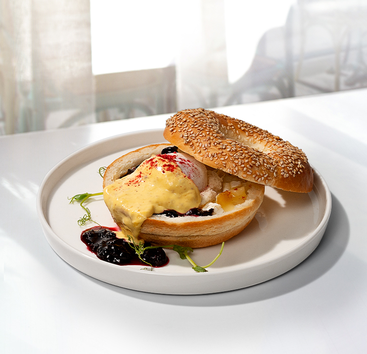 Бейгл с бри с черной смородиной
Бейгл с бри с черной смородиной